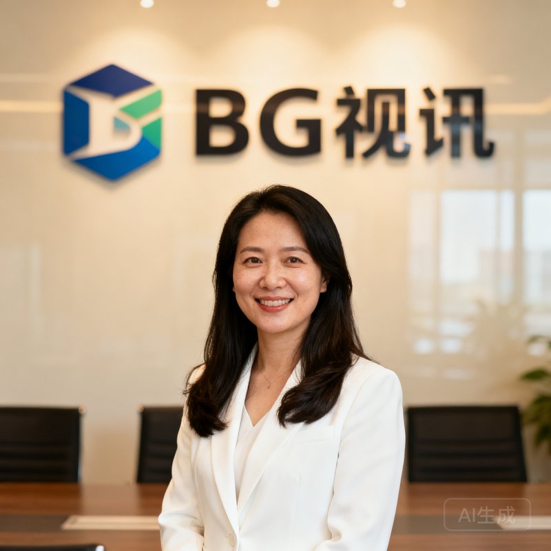 BG视讯运营总监苏瑶头像，35岁左右女性，长发披肩，穿着白色西装外套，背景为公司会议室的品牌墙，笑容自信亲切